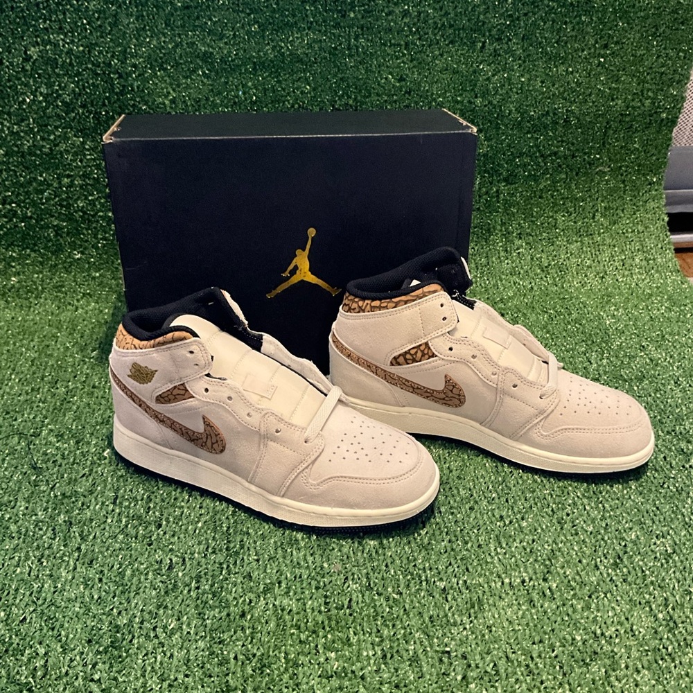 Jordan Mid SE GS in Metallic Gold and Black